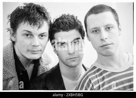 STEREOPHONICS, BACKSTAGE PORTRAIT, VERY YOUNG, 1997: The Stereophonics Original lineup full band in un mini-festival di St David's Day al Coal Exchange a Cardiff Bay, Galles, Regno Unito il 1° marzo 1997. Foto: Rob Watkins. INFO: Stereophonics, una band rock gallese, emerse negli anni '1990 come figure di spicco del rock britannico. Con la voce e i successi di Kelly Jones come "Dakota", hanno raggiunto il successo commerciale. La loro discografia riflette un diverso mix di generi rock, mostrando il loro fascino duraturo. Foto Stock