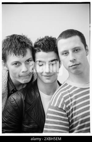 STEREOPHONICS, BACKSTAGE PORTRAIT, VERY YOUNG, 1997: The Stereophonics Original lineup full band in un mini-festival di St David's Day al Coal Exchange a Cardiff Bay, Galles, Regno Unito il 1° marzo 1997. Foto: Rob Watkins. INFO: Stereophonics, una band rock gallese, emerse negli anni '1990 come figure di spicco del rock britannico. Con la voce e i successi di Kelly Jones come "Dakota", hanno raggiunto il successo commerciale. La loro discografia riflette un diverso mix di generi rock, mostrando il loro fascino duraturo. Foto Stock