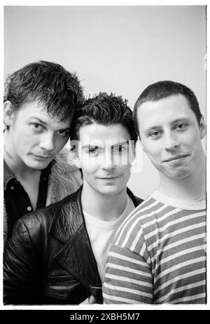 STEREOPHONICS, BACKSTAGE PORTRAIT, VERY YOUNG, 1997: The Stereophonics Original lineup full band in un mini-festival di St David's Day al Coal Exchange a Cardiff Bay, Galles, Regno Unito il 1° marzo 1997. Foto: Rob Watkins. INFO: Stereophonics, una band rock gallese, emerse negli anni '1990 come figure di spicco del rock britannico. Con la voce e i successi di Kelly Jones come "Dakota", hanno raggiunto il successo commerciale. La loro discografia riflette un diverso mix di generi rock, mostrando il loro fascino duraturo. Foto Stock