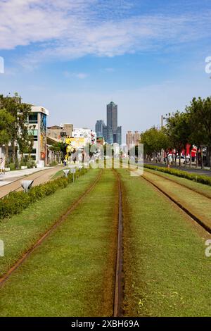 Pier 2 Art Centre, linea del tram e 85 Sky Tower, Kaohsiung, Taiwan Foto Stock