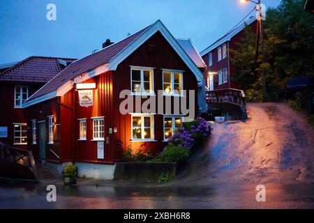 La vista di Smia fiskerestaurant a Vaagen, Kristiansund, di notte. Foto Stock