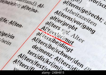 Symbolbild Altersarmut, Auszug aus dem Duden *** immagine simbolica della povertà in età avanzata, estratto dal dizionario Copyright: XUdoxHerrmannx Foto Stock