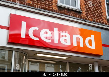 Cartello sopra il supermercato Islanda in Junction Road, North London, Regno Unito Foto Stock