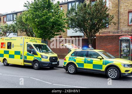 Le ambulanze rispondono a un incidente in Junction Road, North London, Regno Unito Foto Stock