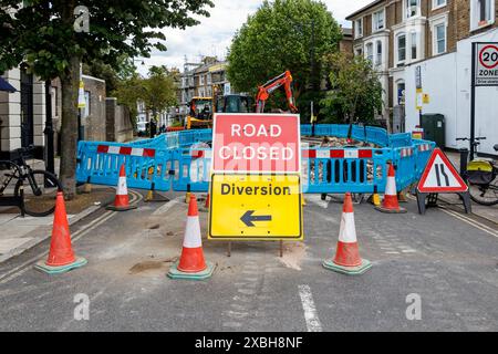 Chiusura della strada a St. John's Grove, una strada residenziale a North Islington, Londra, Regno Unito Foto Stock