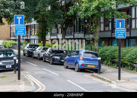Un vicolo cieco residenziale a Crouch End, Londra, Regno Unito, con cartelli segnaletici che segnalano la presenza di veicoli pesanti. Foto Stock