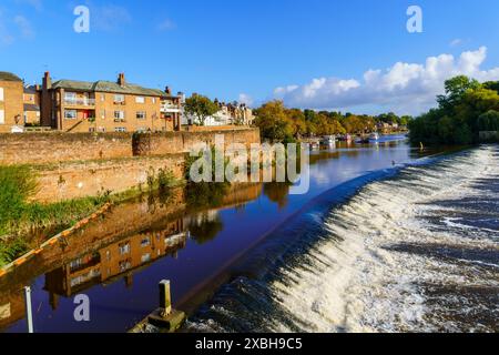 Vista del fiume Dee e delle mura della città vecchia, a Chester, Cheshire, Inghilterra, Regno Unito Foto Stock