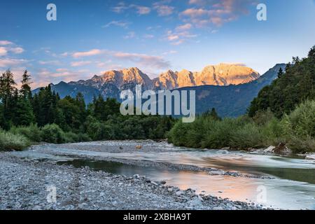 Torrente del fiume Taugl durante l'alba con vista sulle Alpi vicino a Salisburgo, Austria, Europa Foto Stock