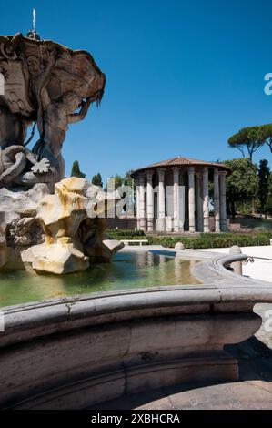 Italia, Lazio, Roma, Piazza bocca della Verità, Fontana del Tritone di Bizzaccheri di fronte al Tempio di Eracle Foto Stock