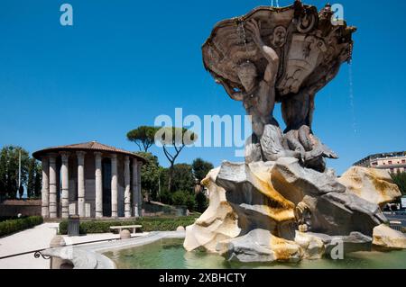 Italia, Lazio, Roma, Piazza bocca della Verità, Fontana del Tritone di Bizzaccheri di fronte al Tempio di Eracle Foto Stock