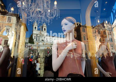 Italia Lazio Roma, Piazza di Spagna, Trinità dei Monti Chiesa riflessa nella finestra Shop Boutique Dior Foto Stock