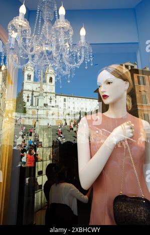 Italia Lazio Roma, Piazza di Spagna, Trinità dei Monti Chiesa riflessa nella finestra Shop Boutique Dior Foto Stock