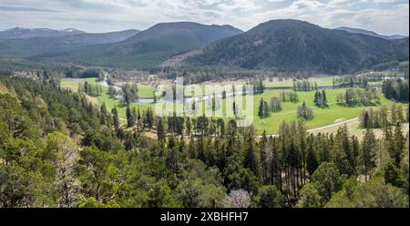 Il fiume Dee scorre attraverso la tenuta di invercauld vicino a Braemar in Scozia Foto Stock