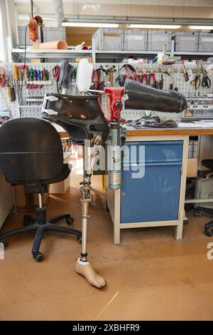 12 giugno 2024, Berlino: Una gamba protesica viene assemblata nel progetto "Prosthesis Center Berlin-Kyiv". Il numero di amputati in Ucraina è stimato tra 30.000 e 50.000. Allo stesso tempo, ci sono troppo pochi tecnici ortopedici in Ucraina per fornire a tutte le vittime di guerra cure rapide e buone. Janine von Wolfersdorff della ONG berlinese "Life Bridge Ukraine" ha pertanto avviato questo progetto per consentire l'istituzione e il funzionamento di un laboratorio comune di protesi a Kiev. Il Senato di Berlino sostiene il progetto come parte della partnership con Kiev. Foto: Joerg Carstensen/dpa Foto Stock