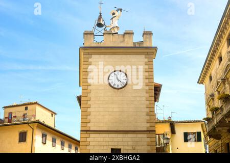 Montepulciano, Italia - 27 aprile 2023: Torre dell'orologio (Torre Pulcinella) nel centro storico di Montepulciano. Toscana, Italia Foto Stock