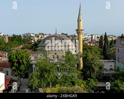 Antalya, Turchia - 22 aprile 2024, splendida vista sulla Moschea Tekeli Mehmet Pasa è una moschea nella città di Antalya, Turchia. Foto Stock