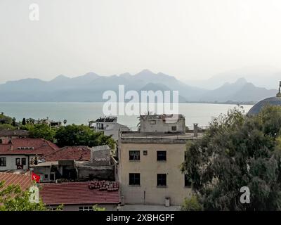 Antalya, Turchia - 22 aprile 2024, splendida vista della città e della costa di Antalya, Turkiye, Foto Stock