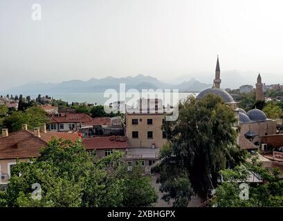 Antalya, Turchia - 22 aprile 2024, splendida vista della città e della costa di Antalya, Turkiye, Foto Stock