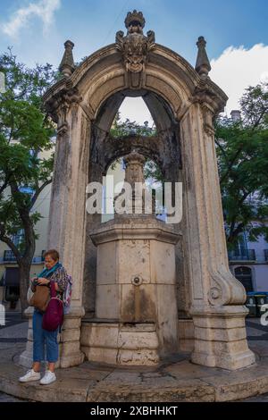 Lisbona, Portogallo - 15 ottobre 2023 - la fontana barocca Chafariz do Carmo dal 1771 in piazza largo do Carmo. Foto Stock