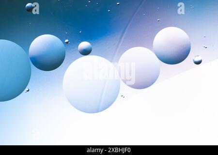 Gradiente bianco e blu sui cerchi dell'olio con sfondo astratto Foto Stock