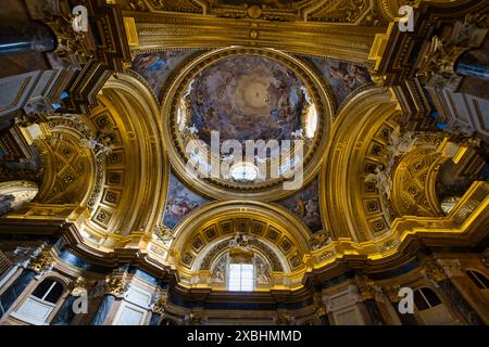 Vista dall'angolo basso dell'impressionante ceil dorato all'interno della cappella reale all'interno del palazzo reale di Madrid Foto Stock