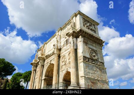 Vista dell'Arco di Costantino in una giornata di sole a Roma. Foto Stock