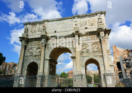 Vista dell'Arco di Costantino in una giornata di sole a Roma. Foto Stock