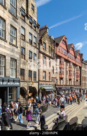 Turisti sul Royal Mile, in Scozia Foto Stock