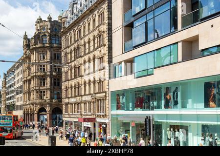 Princes Street con il negozio H&M con facciata in vetro e sullo sfondo il vecchio Jenners Department Store Foto Stock