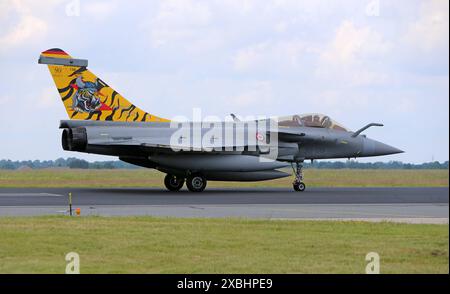 Ein Kampfflugzeug der französischen Luftwaffe vom Typ Dassault Rafale C mit Sonderlackierung Nordsee Tiger nach der Landung auf dem Fliegerhorst Schleswig-Jagel. Die Luftwaffenübung NATO Tiger meet NTM ist eine gemeinsame miliärische Übung von Luftwaffen-Verbänden aus NATO-Mitgliedstaaten und befreundeten Ländern. SIE findet vom 03. bis 13. Juni 2024 auf dem deutschen Fliegerhorst Schleswig-Jagel statt. Schleswig Schleswig-Holstein Deutschland *** Un aereo da caccia Dassault Rafale C dell'aeronautica militare francese con livrea speciale Tiger del Mare del Nord dopo l'atterraggio alla base aerea Schleswig Jagel la NATO Tiger M Foto Stock