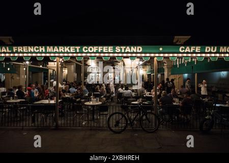 Una notte vivace al Cafe Du Monde, uno storico punto di riferimento di New Orleans conosciuto per i suoi bignè e caffè, nell'iconico quartiere francese. Foto Stock