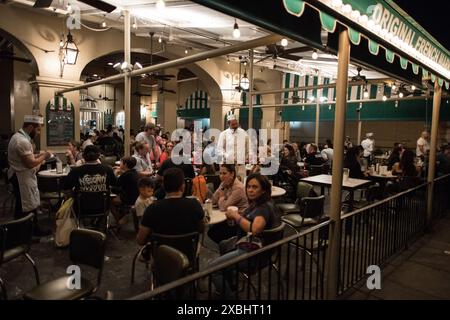 Una notte vivace al Cafe Du Monde, uno storico punto di riferimento di New Orleans conosciuto per i suoi bignè e caffè, nell'iconico quartiere francese. Foto Stock