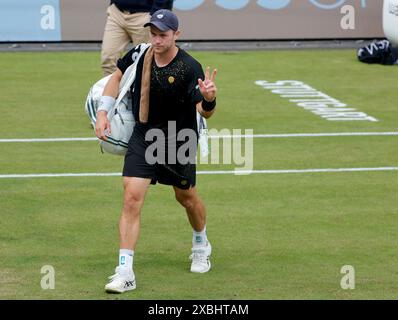 Stoccarda, Germania. 12 giugno 2024. Tennis: Tour ATP - Stoccarda, singoli, uomini, turno di 16. Il tennista tedesco Dominik Koepfer lascia il campo dopo la sua sconfitta contro Musetti dall'Italia. Crediti: Philippe Ruiz/dpa/Alamy Live News Foto Stock