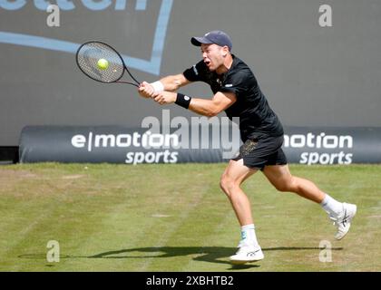 Stoccarda, Germania. 12 giugno 2024. Tennis: Tour ATP - Stoccarda, singoli, uomini, turno di 16. Il tennista tedesco Dominik Koepfer gioca un rovescio contro Musetti dall'Italia. Crediti: Philippe Ruiz/dpa/Alamy Live News Foto Stock