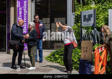 Brighton, Regno Unito. 5 giugno 2024. Ferma i sostenitori di L3Harris festeggiano fuori dal municipio di Hove dopo un voto unanime contro il mantenimento permanente di un'estensione temporanea di un edificio di proprietà del produttore di armi L3Harris presso il Home Farm Business Centre da parte dei consiglieri che partecipano a una riunione del comitato di pianificazione del Consiglio comunale di Brighton e Hove. Crediti: Mark Kerrison/Alamy Live News Foto Stock