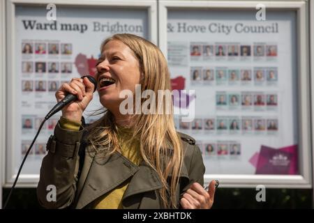 Brighton, Regno Unito. 5 giugno 2024. Sian Berry, candidato parlamentare del Partito Verde per il Brighton Pavilion, si rivolge a una protesta fuori dal municipio di Hove contro la compagnia di armamenti L3Harris. La protesta coincise con un incontro durante il quale i consiglieri di Brighton e Hove City respinsero all'unanimità i piani presentati da L3Harris per estendere la sua fabbrica di armi a Moulsecoomb. Sian Berry sta facendo campagna per essere eletta per sostituire Caroline Lucas (che si è dimessa) come deputato per il Brighton Pavilion alle elezioni generali del 4 luglio. Crediti: Mark Kerrison/Alamy Live News Foto Stock