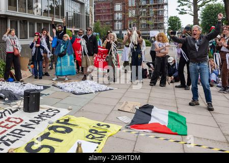 Brighton, Regno Unito. 5 giugno 2024. Ferma i sostenitori di L3Harris festeggiano fuori dal municipio di Hove dopo un voto unanime contro il mantenimento permanente di un'estensione temporanea di un edificio di proprietà del produttore di armi L3Harris presso il Home Farm Business Centre da parte dei consiglieri che partecipano a una riunione del comitato di pianificazione del Consiglio comunale di Brighton e Hove. Crediti: Mark Kerrison/Alamy Live News Foto Stock