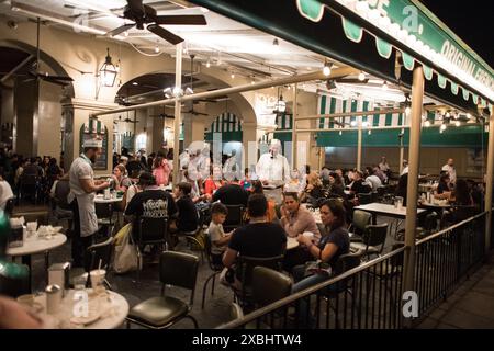 Una notte vivace al Cafe Du Monde, uno storico punto di riferimento di New Orleans conosciuto per i suoi bignè e caffè, nell'iconico quartiere francese. Foto Stock