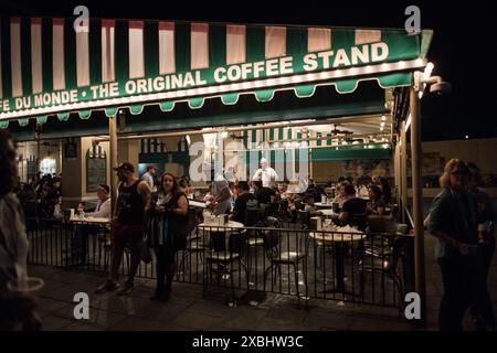 Una notte vivace al Cafe Du Monde, uno storico punto di riferimento di New Orleans conosciuto per i suoi bignè e caffè, nell'iconico quartiere francese. Foto Stock