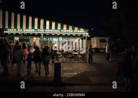 Una notte vivace al Cafe Du Monde, uno storico punto di riferimento di New Orleans conosciuto per i suoi bignè e caffè, nell'iconico quartiere francese. Foto Stock