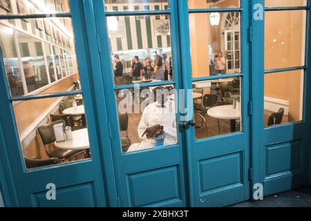 Una notte vivace al Cafe Du Monde, uno storico punto di riferimento di New Orleans conosciuto per i suoi bignè e caffè, nell'iconico quartiere francese. Foto Stock