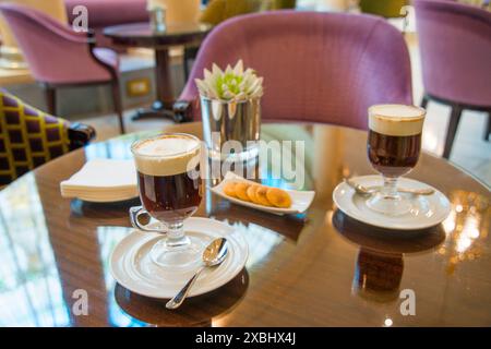 Due caffè irlandese al Palace Hotel. Madrid, Spagna. Foto Stock