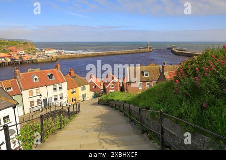 Whitby's Famous 199 Steps and Harbor, Whitby, North Yorkshire, Inghilterra, Regno Unito. Foto Stock