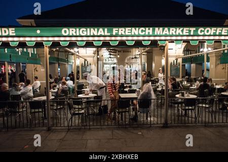 Una notte vivace al Cafe Du Monde, uno storico punto di riferimento di New Orleans conosciuto per i suoi bignè e caffè, nell'iconico quartiere francese. Foto Stock