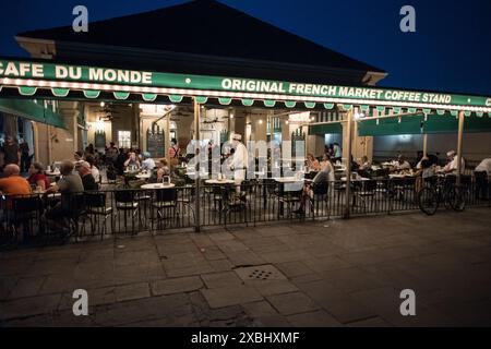 Una notte vivace al Cafe Du Monde, uno storico punto di riferimento di New Orleans conosciuto per i suoi bignè e caffè, nell'iconico quartiere francese. Foto Stock