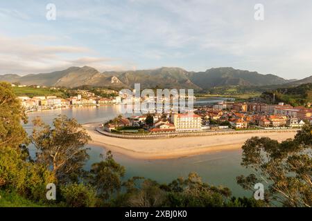 Spiaggia di Santa Marina e passeggiata a Ribadesella, Asturie. Foto Stock