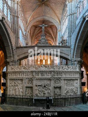 Avila, Spagna - 8 aprile 2024: Veduta del retrocoro e navata centrale della Cattedrale di Avila Foto Stock