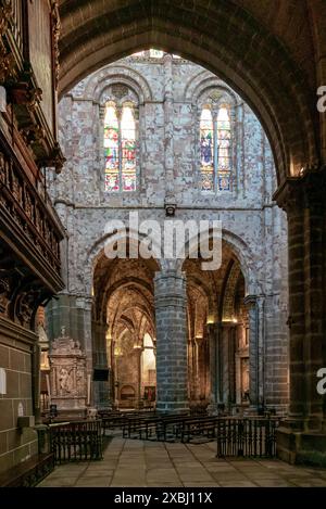 Avila, Spagna - 8 aprile 2024: Vista interna della cattedrale di Avila con la sua navata in pietra di sangue Foto Stock