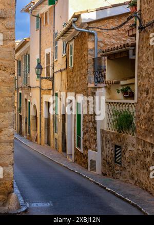 Fornalutx, Spagna - 31 gennaio 2024: Veduta verticale di una pittoresca strada del villaggio nella pittoresca cittadina di montagna di Fornalutx, nella parte settentrionale di Maiorca Foto Stock