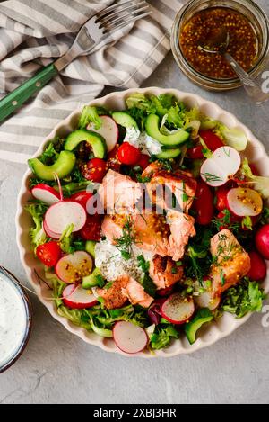 Insalata di verdure primaverili di salmone tirata. . obiettivo principale weiv.selective Foto Stock